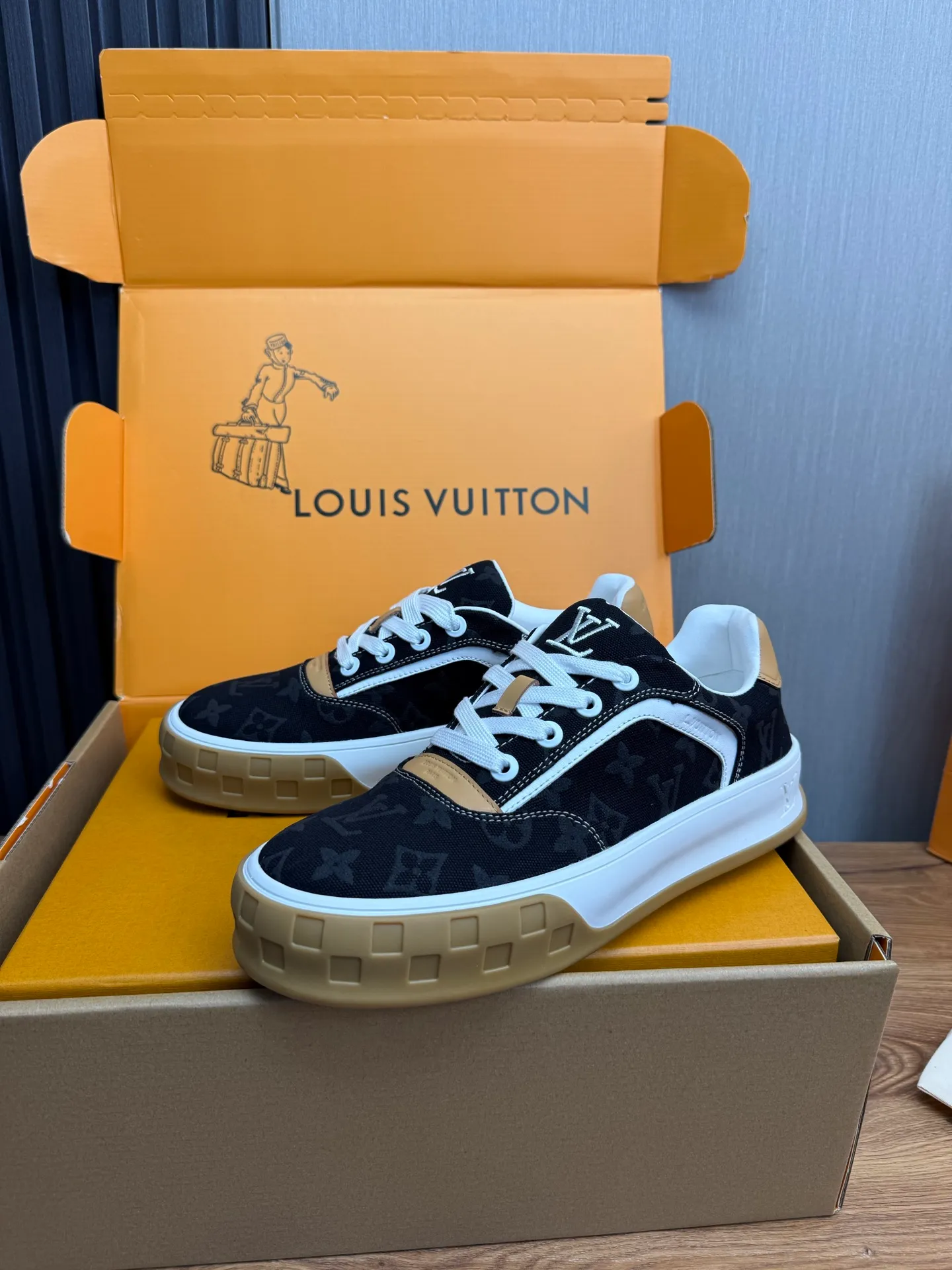 Men's shoes 620💰 Lv. Top purchasing agent🇮🇹 Louis Vuitton, sports sneakers counter synchronization, uppers imported from Italy, high-quality splicing and complex handicrafts, imported mesh pads are soft and comfortable, soles: original factory special soles, TPU exclusive movable molded soles super comfortable, original factory single goods, 🔍🔍high quality, you can enter and exit the counter at will, welcome to compare, code number 38-44 (customized 38.45)